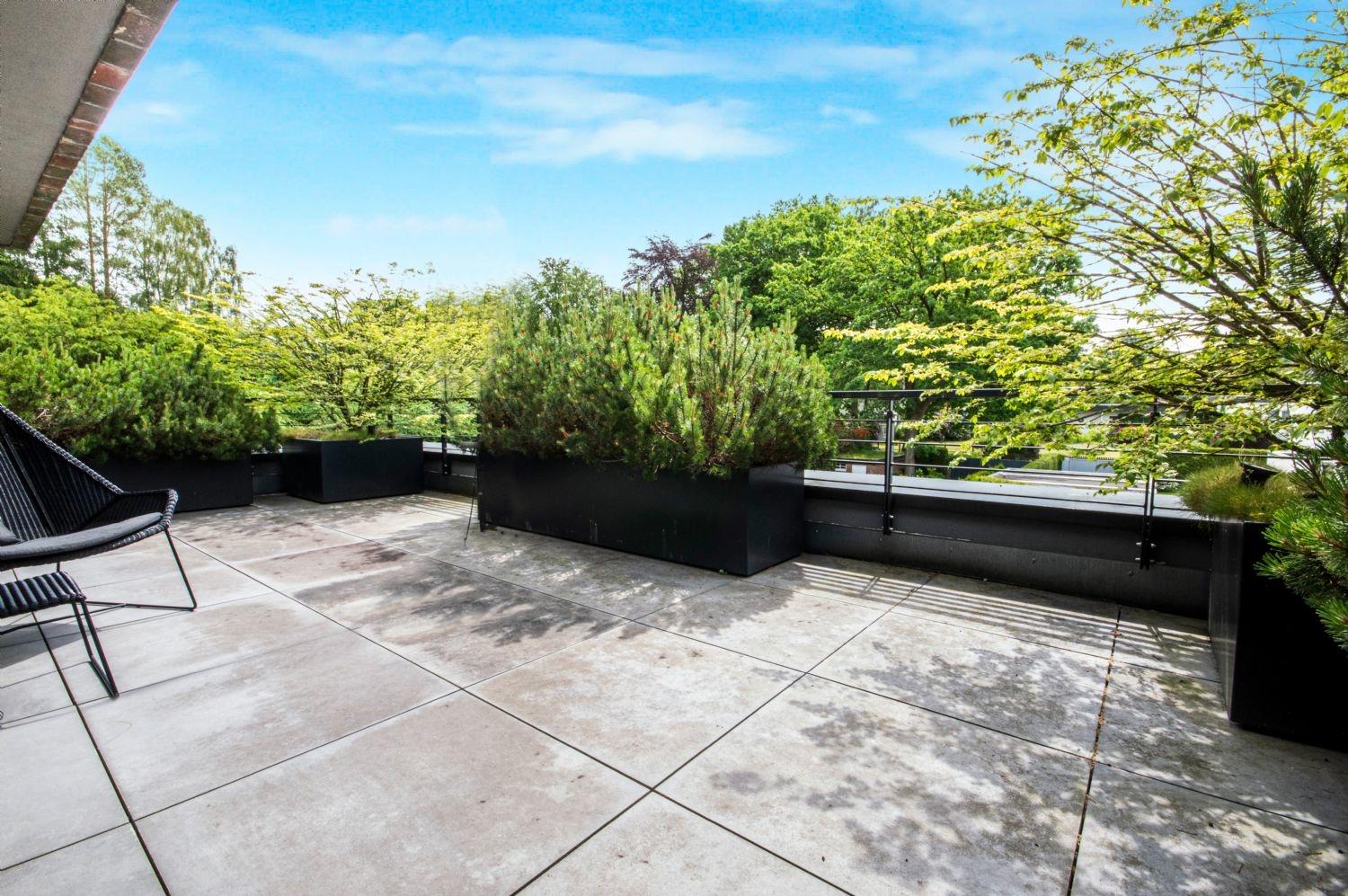 Große Dachterrasse mit Blick ins Grüne