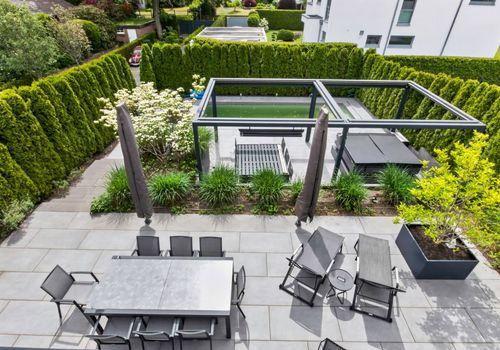 Blick von der Dachterrasse über Poolanlage