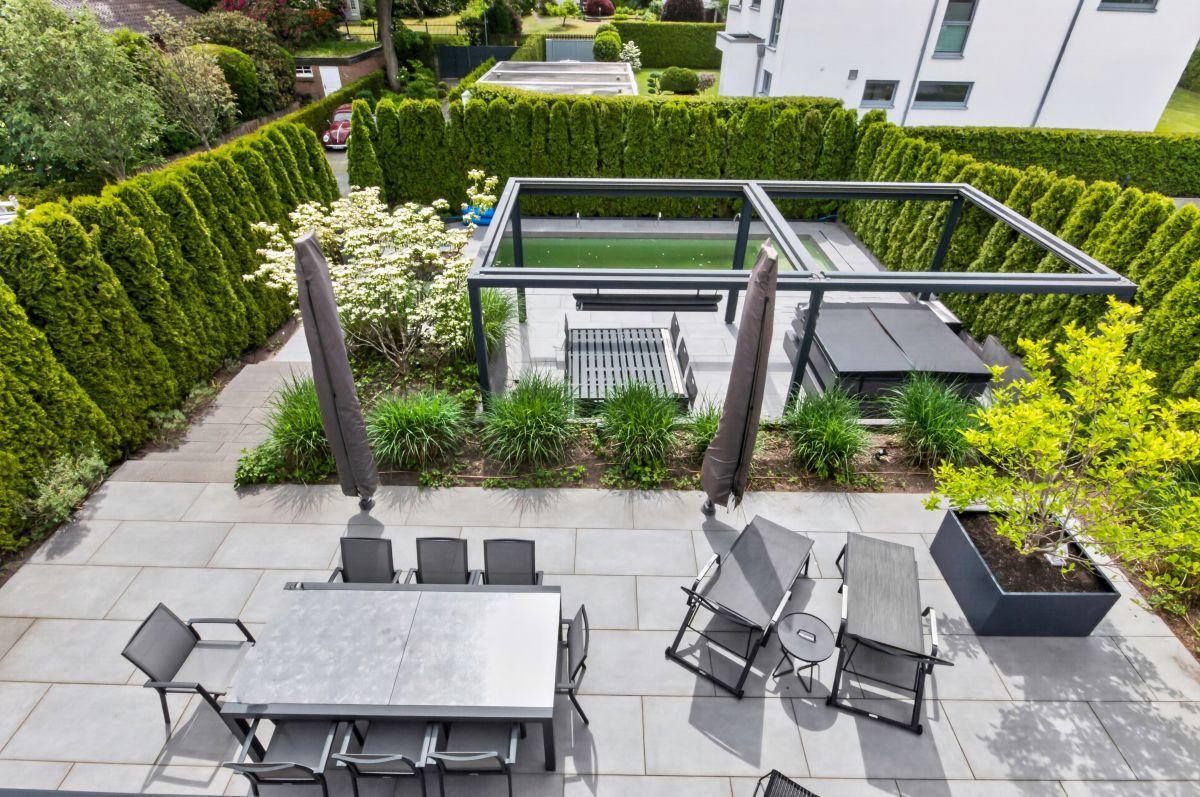 Blick von der Dachterrasse über Poolanlage