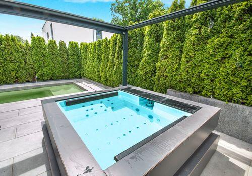 Geschützer Jacuzzi nebst Schwimm-Pool