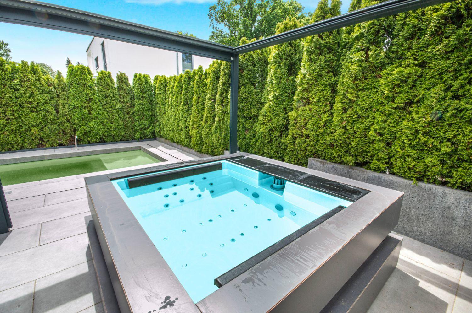 Geschützer Jacuzzi nebst Schwimm-Pool