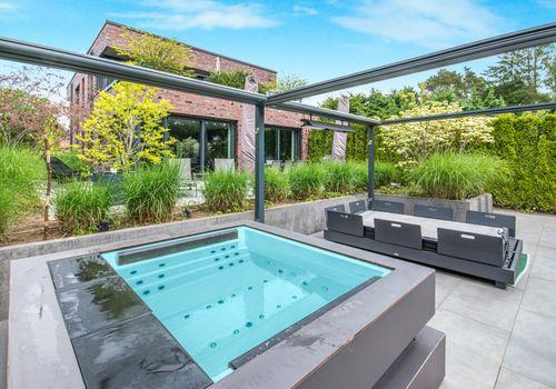 Blick von Jacuzzi u. Loungebereich