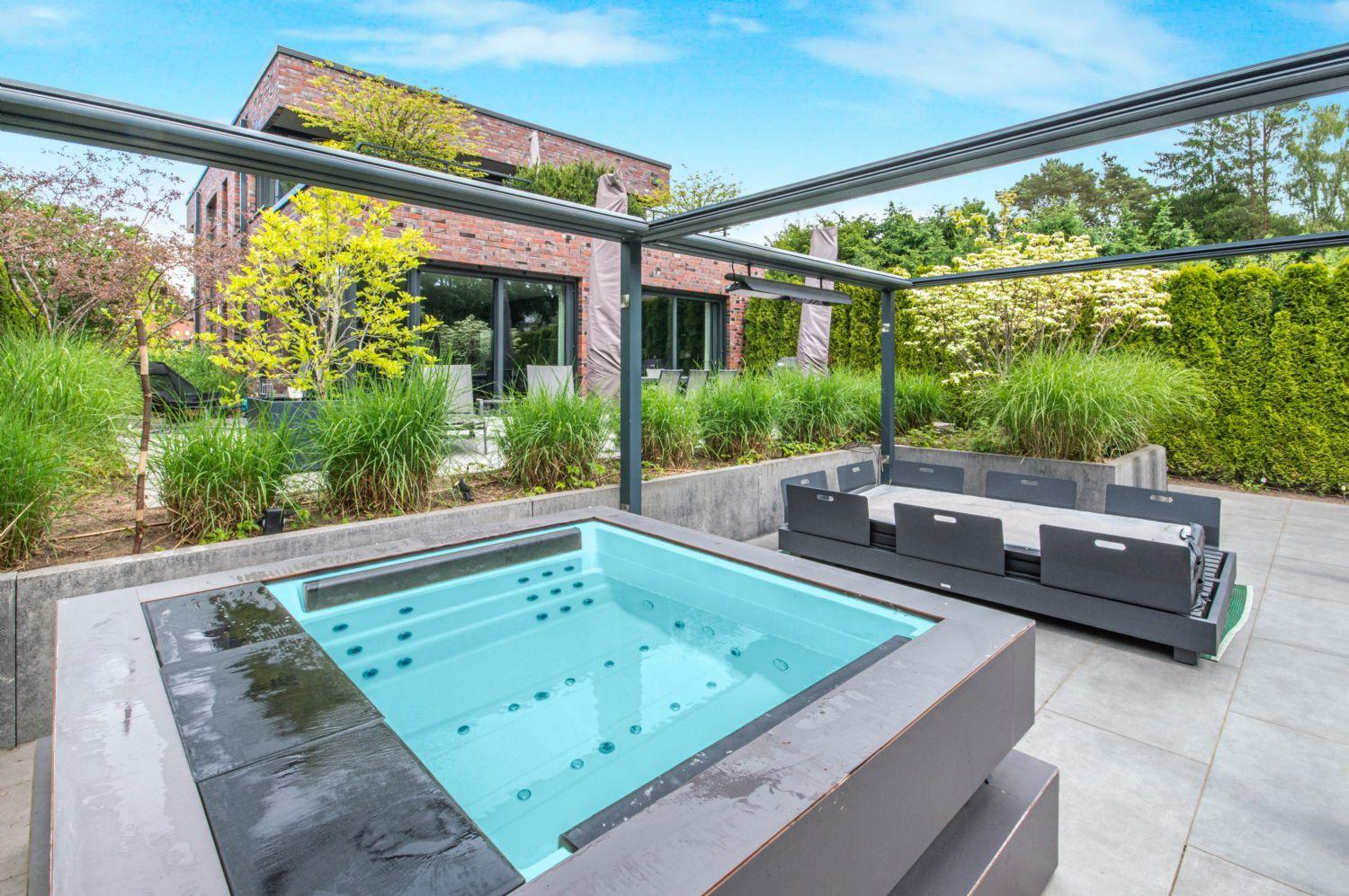 Blick von Jacuzzi u. Loungebereich