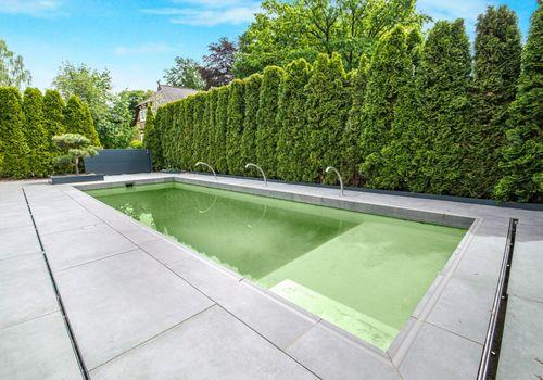 Private Schwimmanlage mit Seitentor