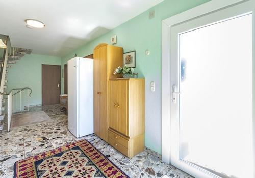 Helle Diele mit Eingangsbereich