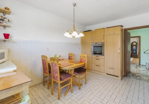 Wohnküche mit Einbaumöbeln und -geräten