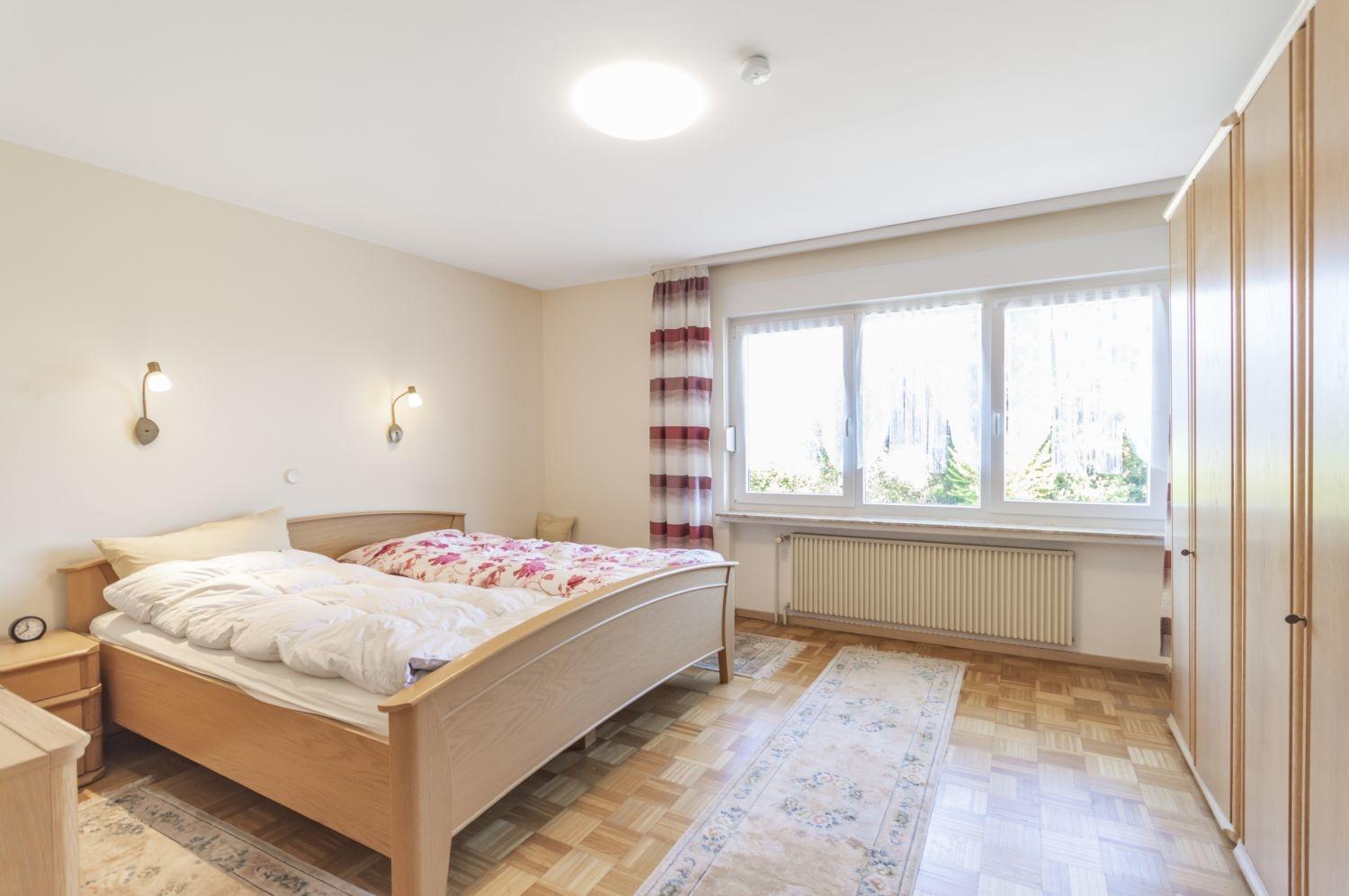 Großes Schlafzimmer im EG