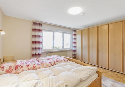 Schlafzimmer im EG mit Schrankplatz