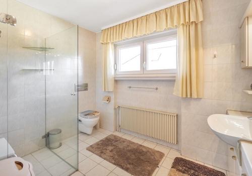 Modernes Duschbad im EG