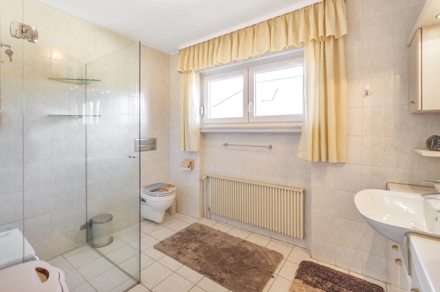Modernes Duschbad im EG