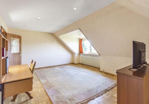 Großes Schlafzimmer-2 im DG