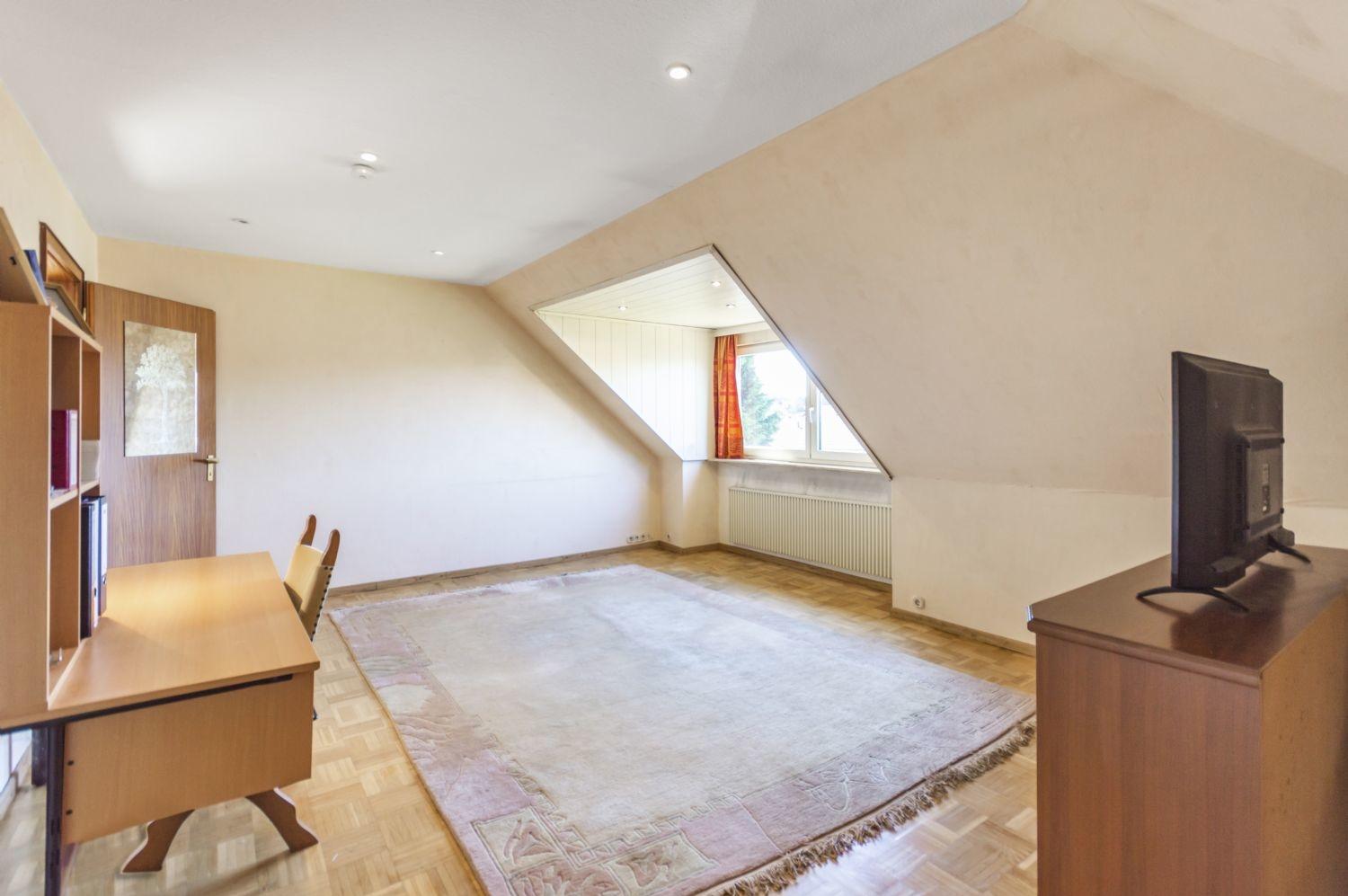 Großes Schlafzimmer-2 im DG