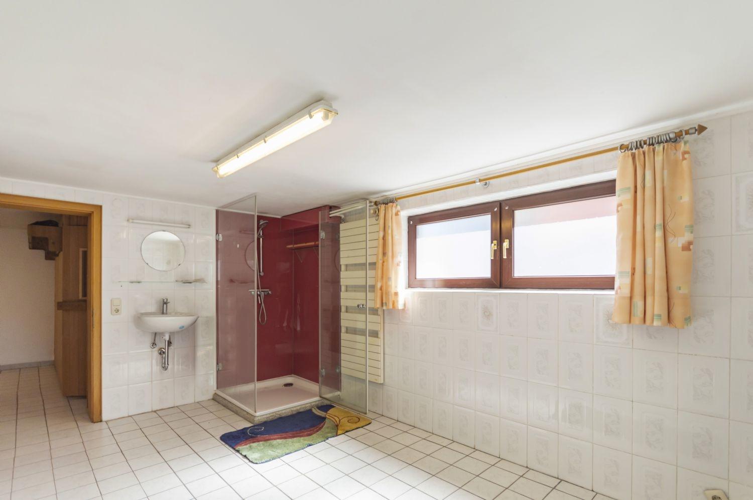 Duschbad zur Sauna im UG