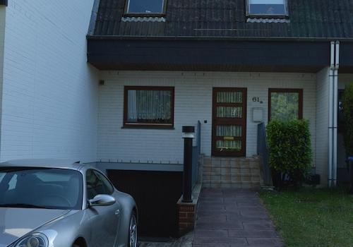 Vorderansicht & Zufahrt Garage