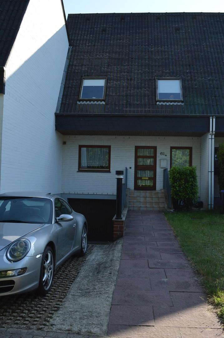 Vorderansicht & Zufahrt Garage