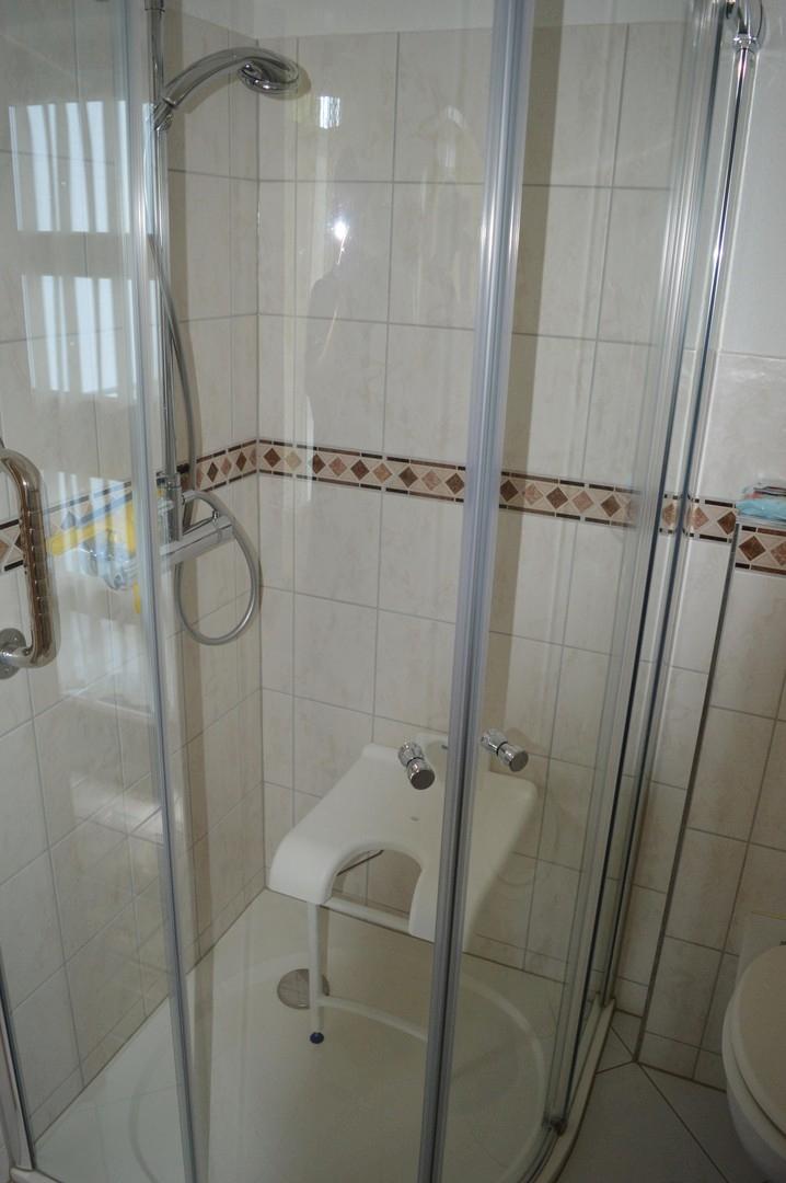 Bad mit Dusche EG
