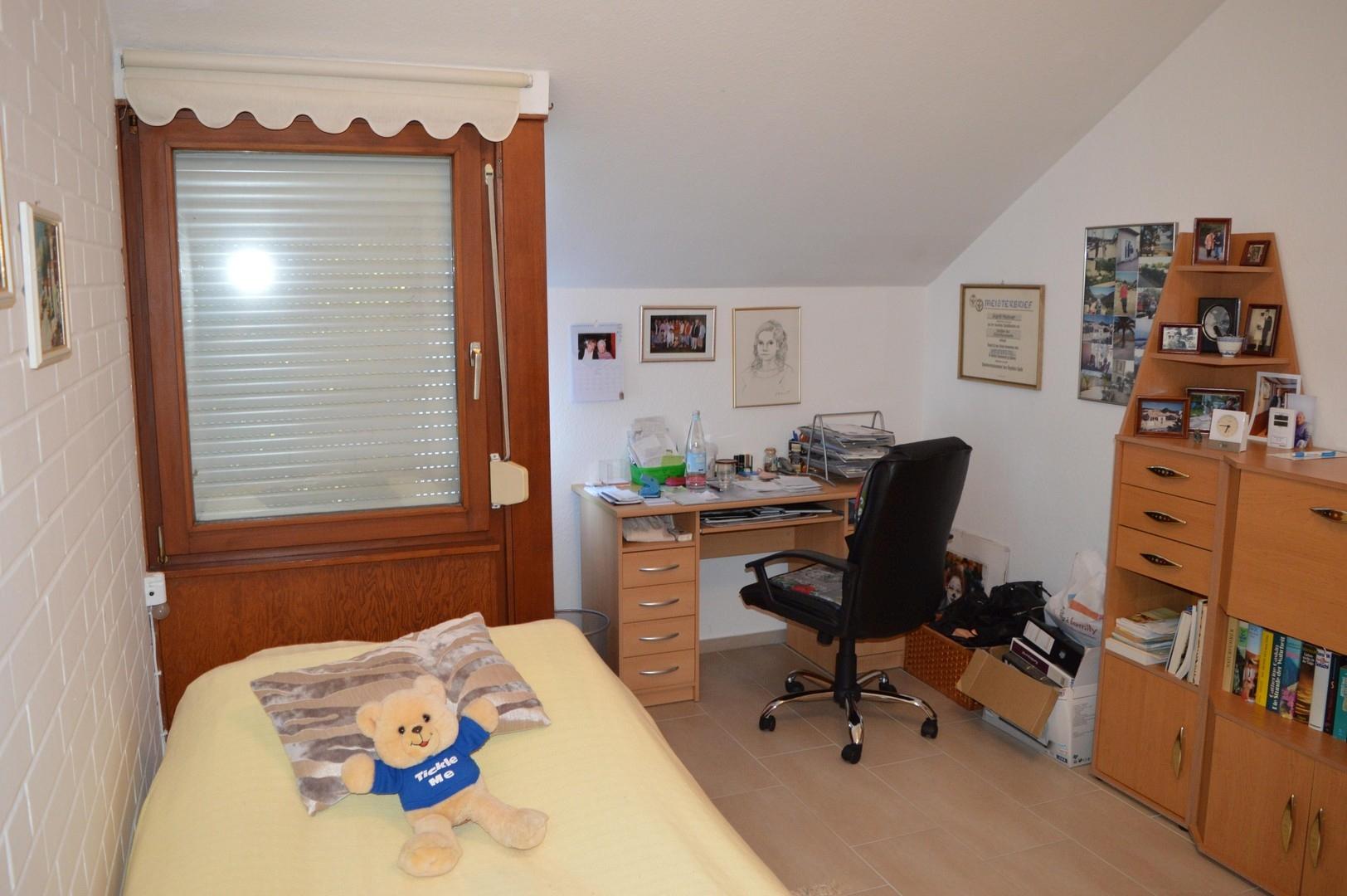 Arbeits- o. Kinderzimmer OG