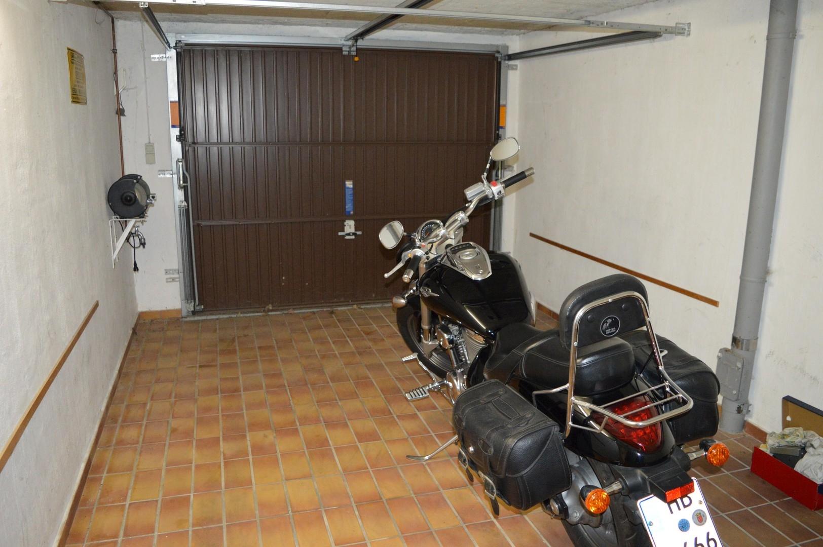 Garage m. E-Tor