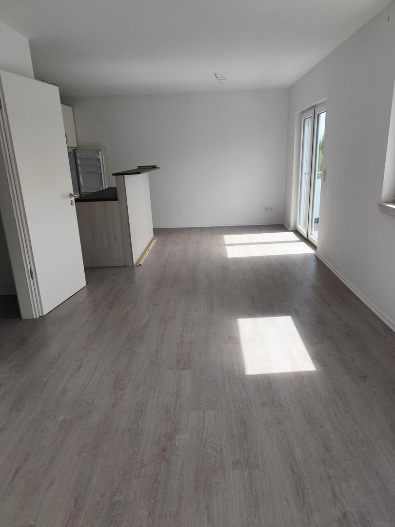 Wohnzimmer links mit Küche
