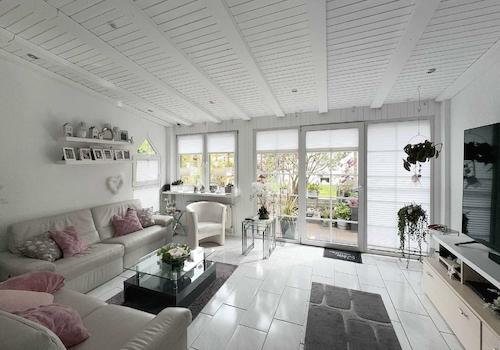 Blick in den Wintergarten vom Wohnzimmer aus gesehen