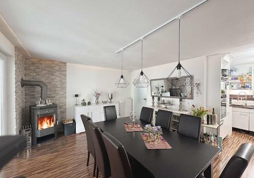 Essbereich mit Kamin