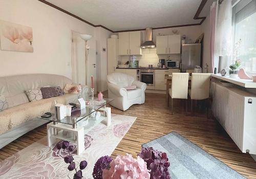 Wohnzimmer mit offener Küche in der zweiten Wohnung