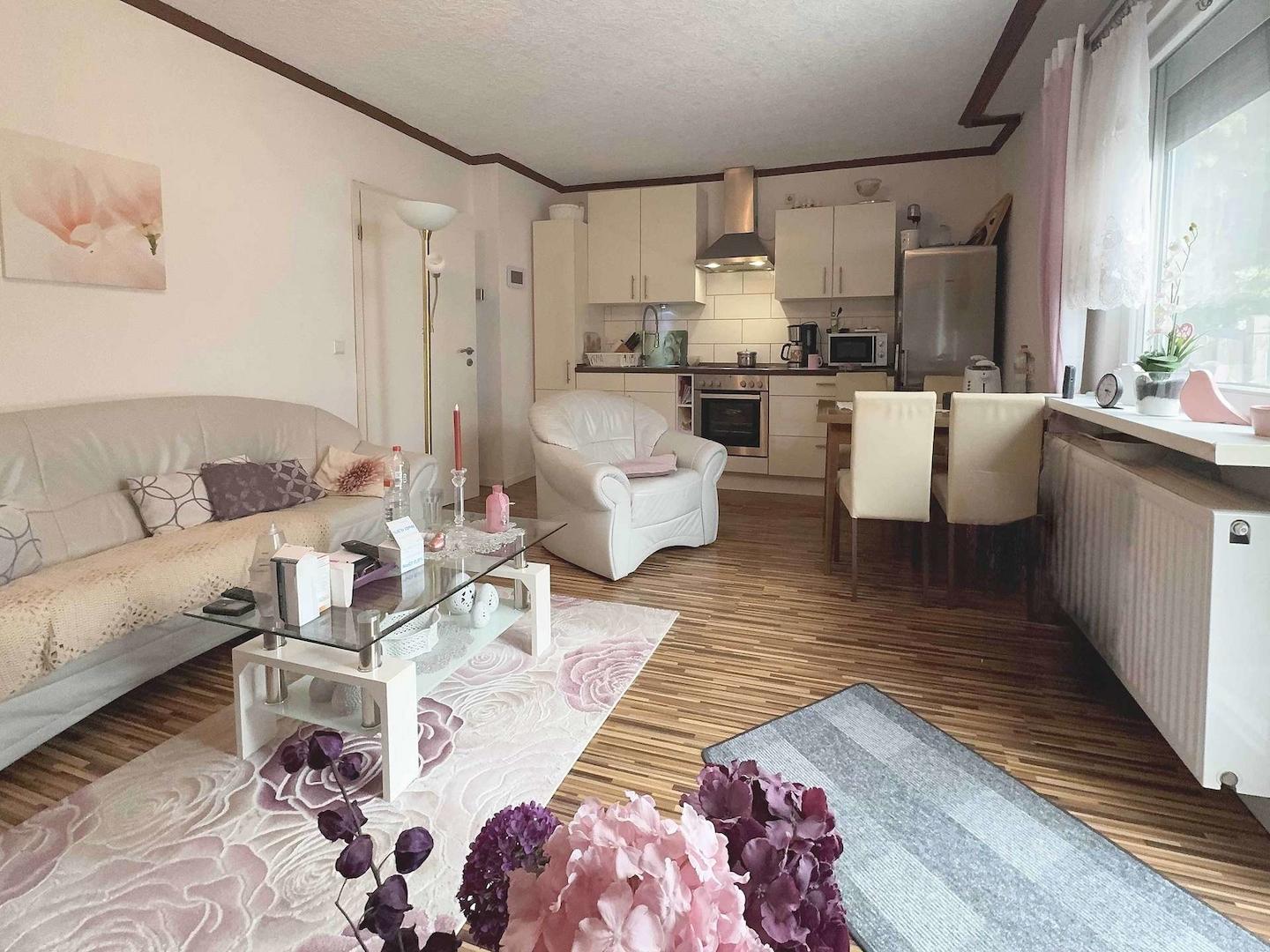 Wohnzimmer mit offener Küche in der zweiten Wohnung