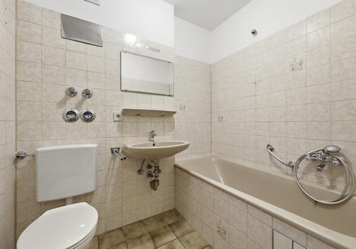 Das Badezimmer mit Badewanne