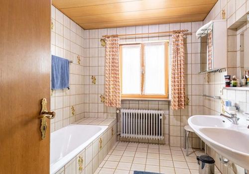 Das Hauptbad mit Dusche und Wanne