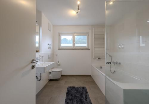 Das moderne Tageslichtbadezimmer
