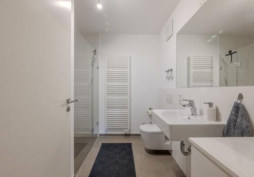 Das Gäste-Badezimmer mit Dusche