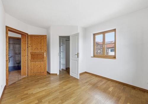 Das Schlafzimmer im OG inkl. begehbarem Kleiderschrank