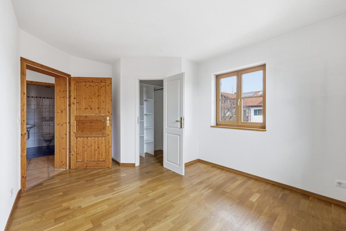 Das Schlafzimmer im OG inkl. begehbarem Kleiderschrank