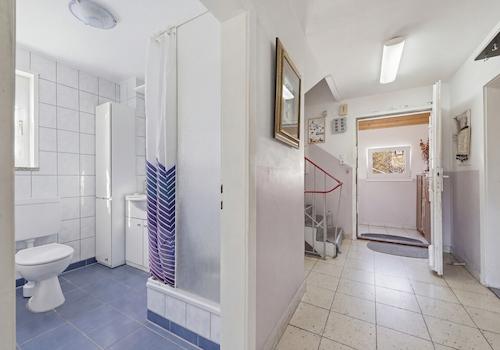 Das Badezimmer im EG mit Dusche