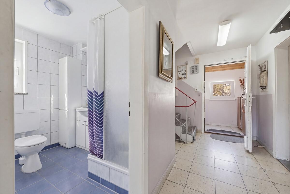 Das Badezimmer im EG mit Dusche