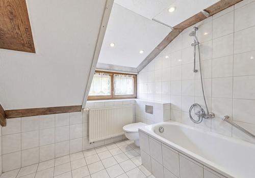 Das Badezimmer im Dachgeschoss
