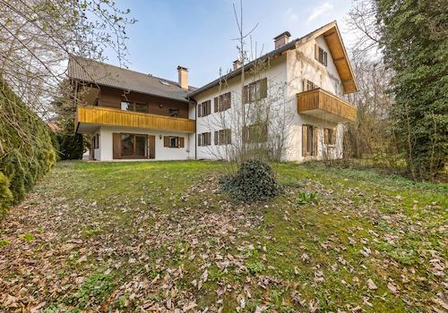 Die Südseite des Mehrfamilienhauses