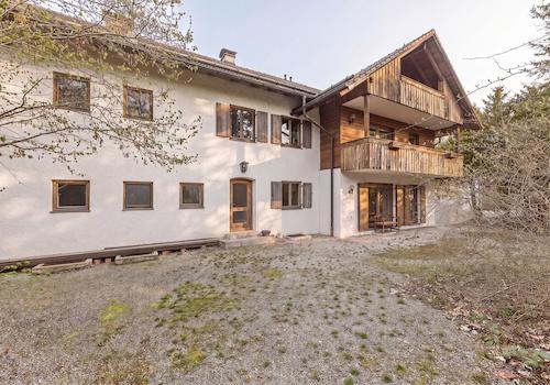Die Ostseite des Mehrfamilienhauses