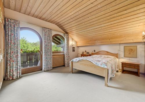 Das großzügige Schlafzimmer mit Balkon