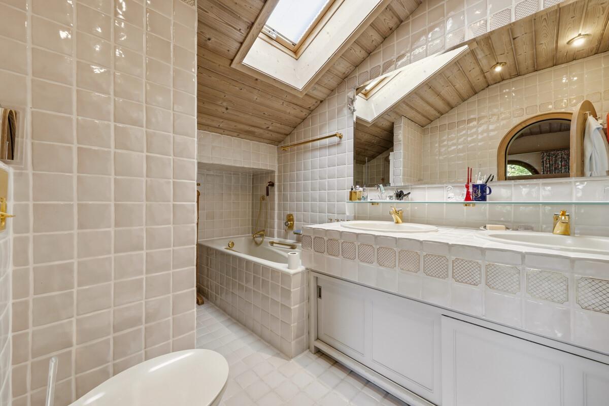 Das Badezimmer mit Badewanne und Dusche