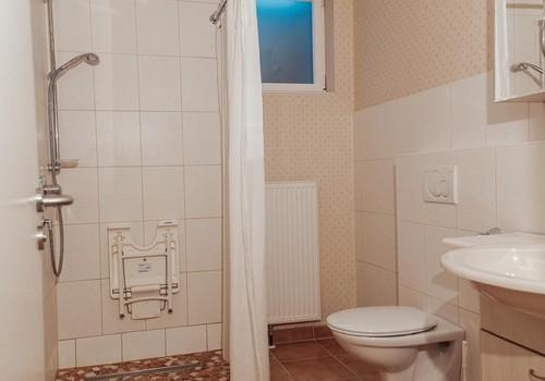 Badezimmer UG Dusche eben.