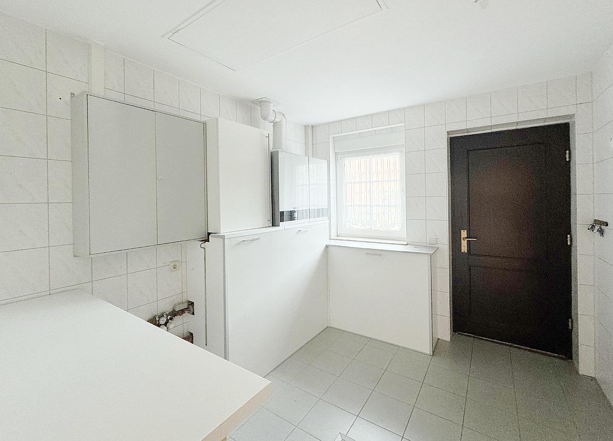 Hauswirtschaftsraum mit Ausgang