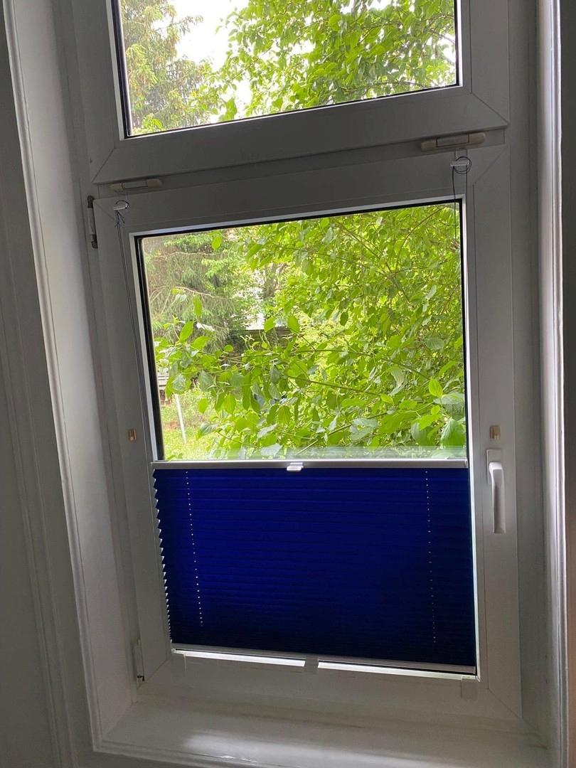 Plissee am Schlafzimmerfenster