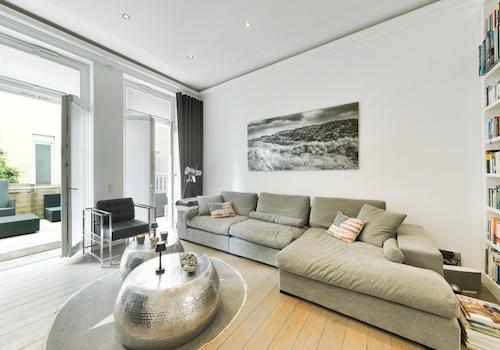 Wohnzimmer mit Zugang zur Terrasse