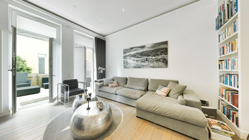Wohnzimmer mit Zugang zur Terrasse