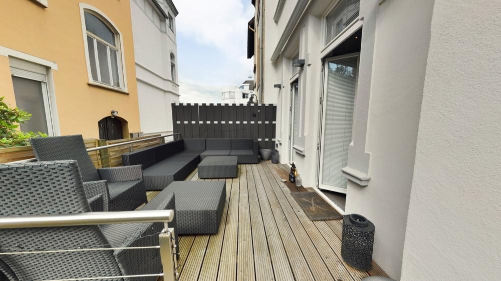 Große Terrasse mit Markise