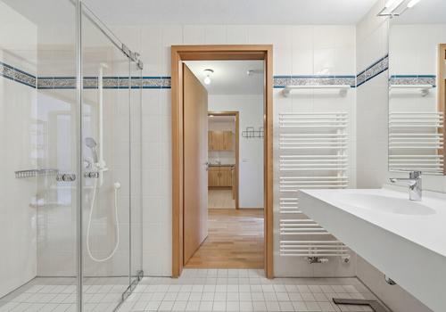 Das Bad mit bodengleicher Dusche