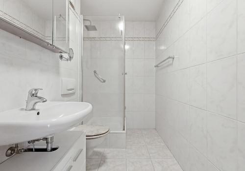 Badezimmer mit Dusche