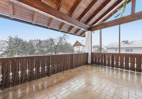 Großer überdachter Balkon
