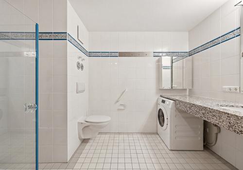 Badezimmer mit bodengleicher Dusche